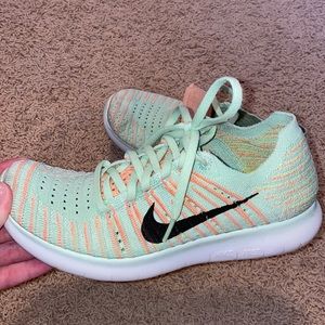 Women’s NIKE free flyknit shoes size 7